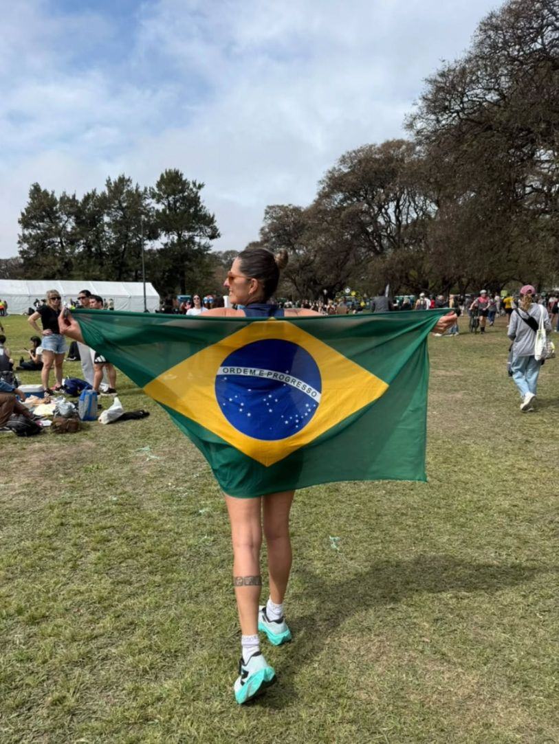 Atleta com a bandeira do Brasil em prova internacional