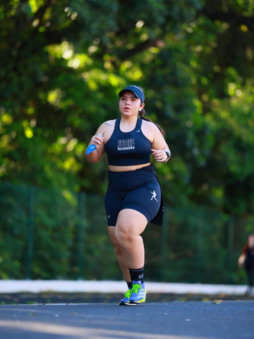 Atleta em corrida no parque
