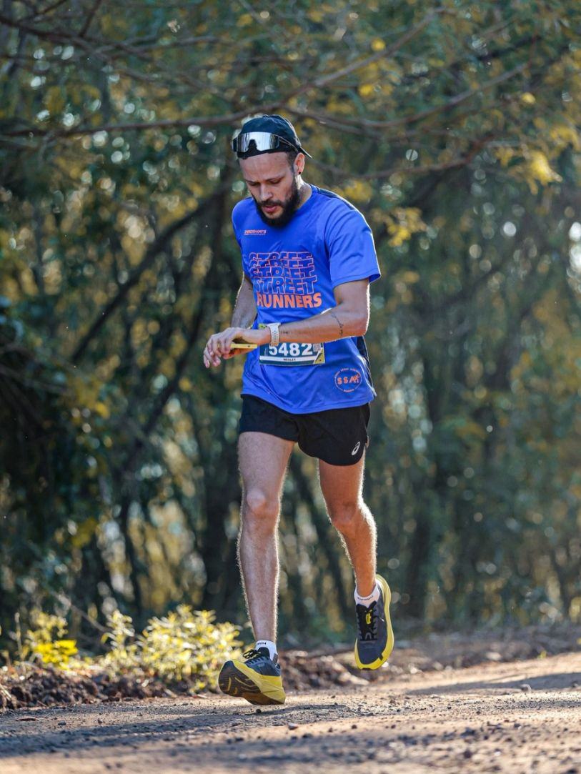 Atleta em trilha de terra