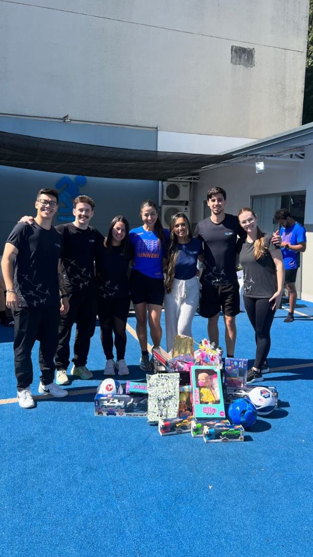 Equipe reunida com brinquedos arrecadados em ação solidária